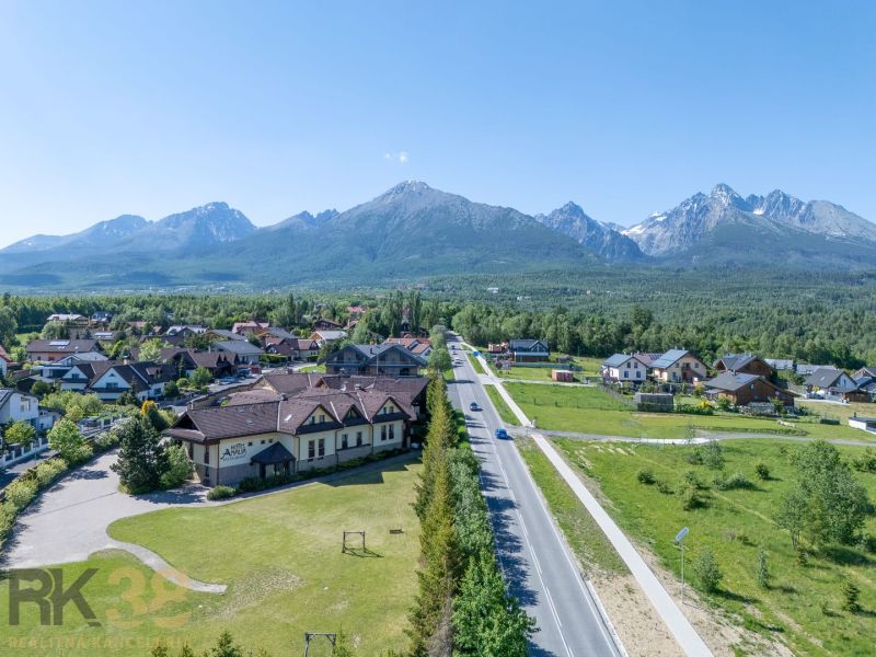 A view of hotels and guesthouses in Nová Lesná with the High Tatras in the background.