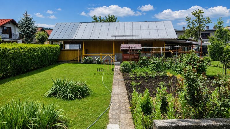 A garden at a family house in Slovenská Ľupča with a manicured lawn and cultivated plants.