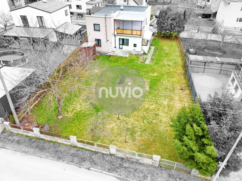 A family house in Martin with a large garden and a tree.