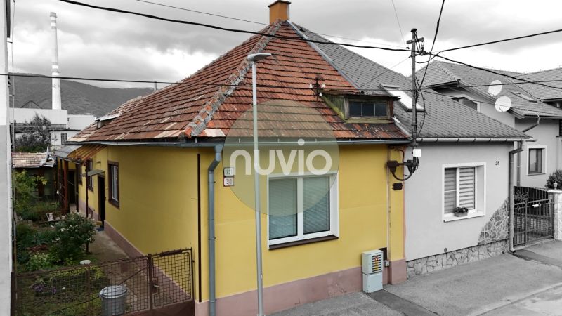 A family house in Martin with a sloped roof and a yellow facade.