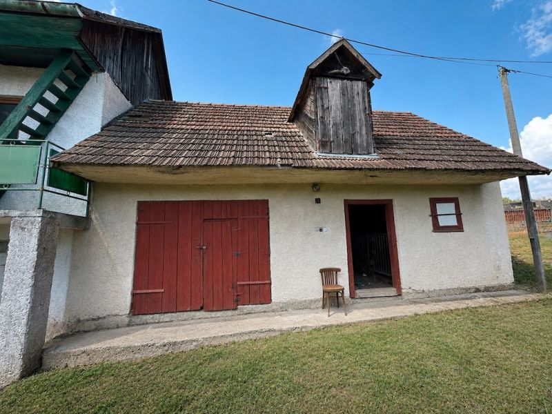 The family house on Na záhumnie Street in Hrochoť has an older style with wooden elements.