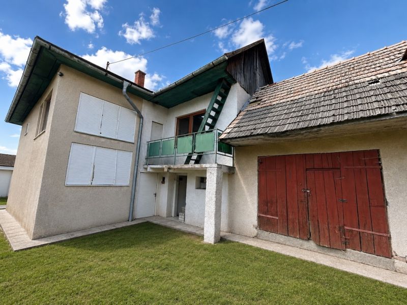 Family house on Na záhumnie Street in Hrochoť, with a green lawn garden.