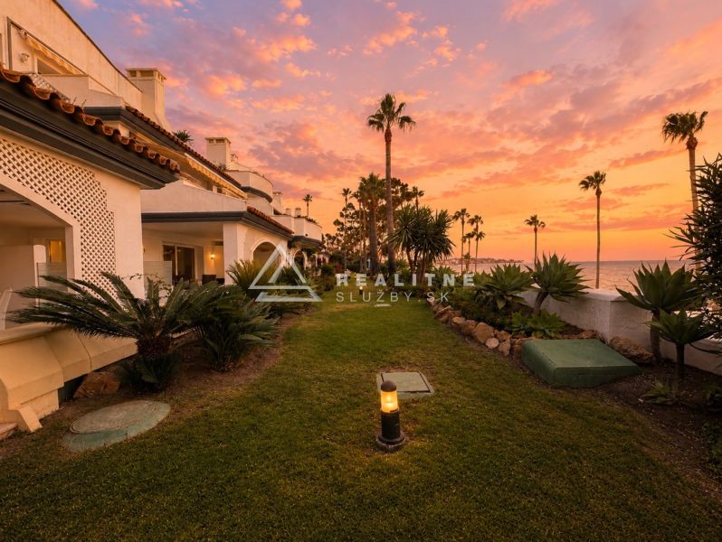 Garden at a 4-bedroom apartment on Dominion Beach Street, Estepona, with ocean view.