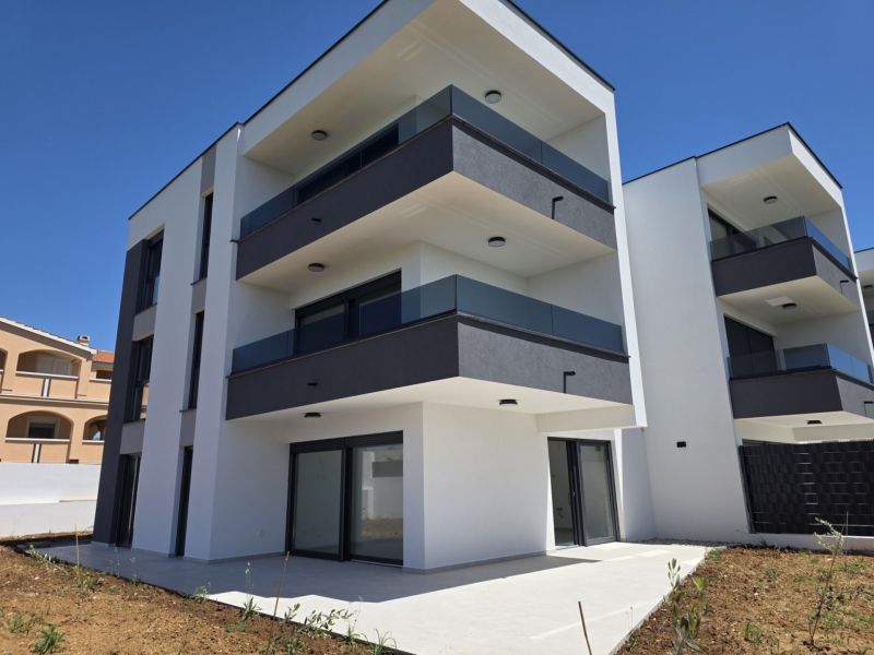 Exterior of a 4-room apartment in Privlaka with a garden and a balcony.