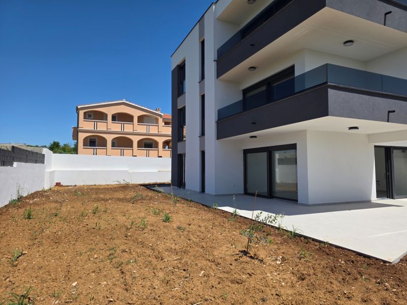 4-room apartment in the town of Privlaka with a spacious garden and terrace.