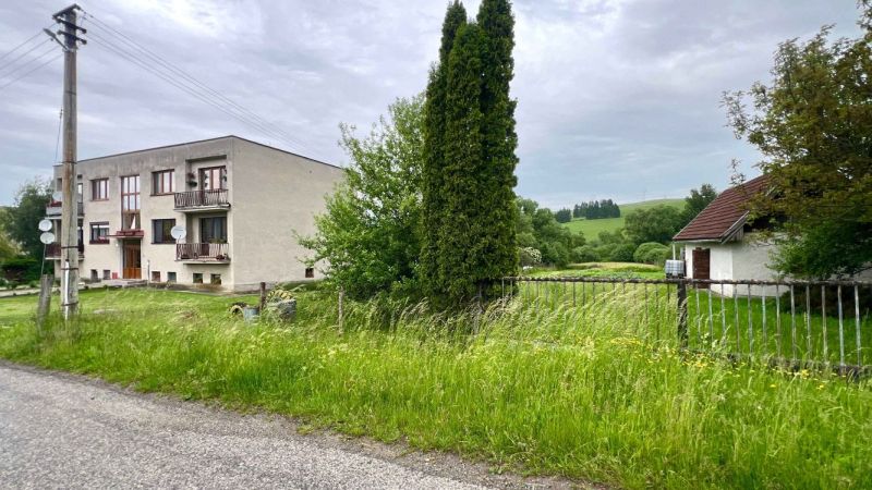 A building with balconies in the Recreational Lands in Gôtovany, surrounded by greenery and trees.