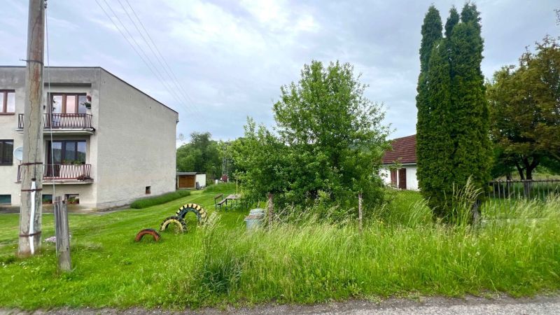 Greenery and buildings in Gôtovany on recreational plots.