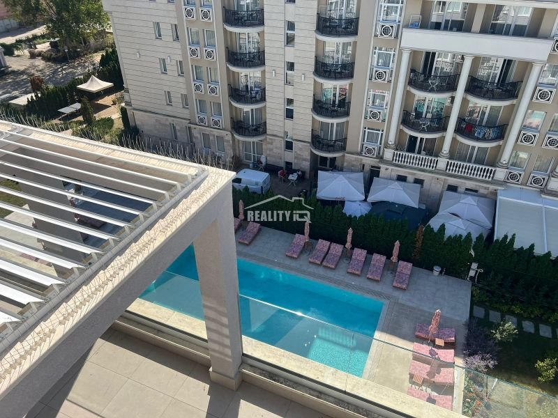 A view of the pool at the apartment house in Sveti Vlas with loungers and gazebos.