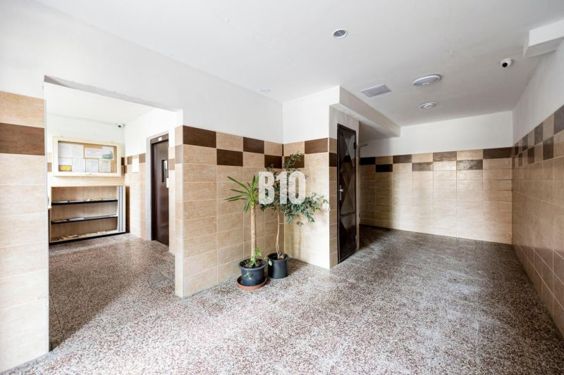 Entrance hall with flowers and tiles in a 3-room apartment.