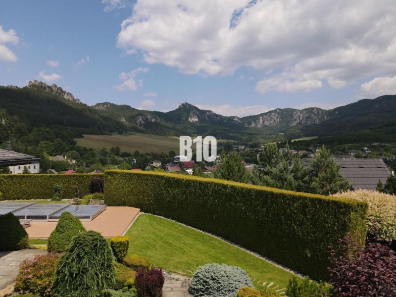 A view of the mountains from a family house in Súľov-Hradná with a landscaped garden.