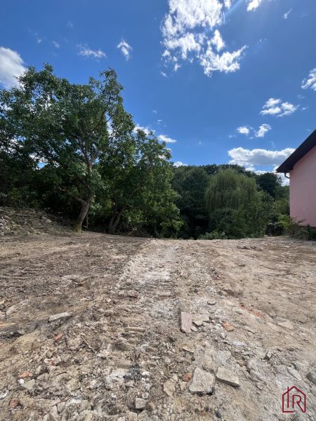 Rákoš offers a spacious, uninhabited building plot with greenery.