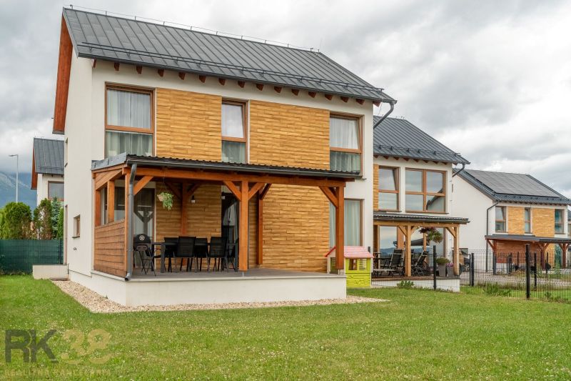 Family houses on Vodárenská Street in Nová Lesná with wooden cladding and a terrace.