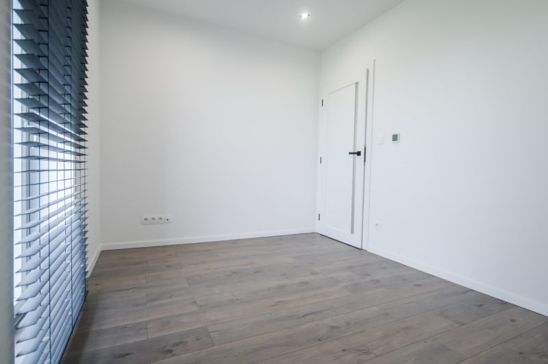 A room in a family house with a wooden decor floor and blinds.