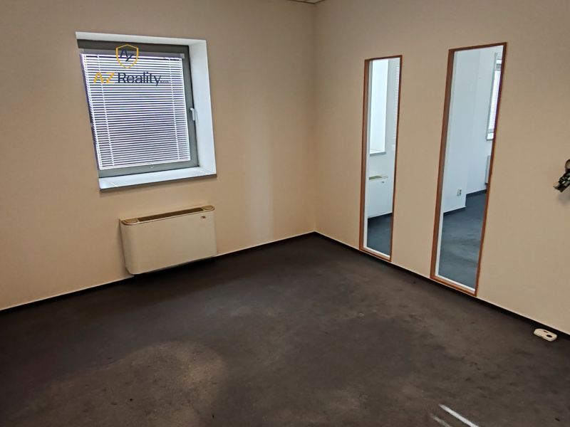 Offices with mirrors and a window, Záhradnícka, Komárno, carpet and blinds.