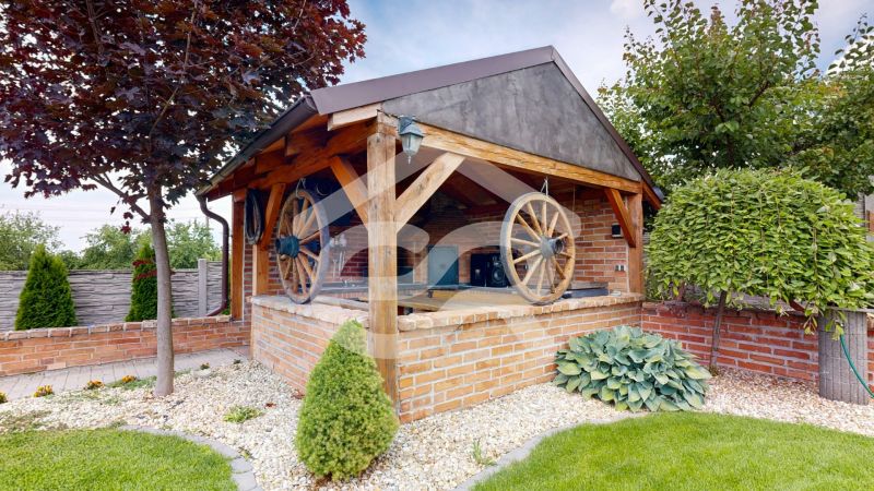A family house in Lehota na Lehote: a brick gazebo with a wooden structure and an ornamental garden.
