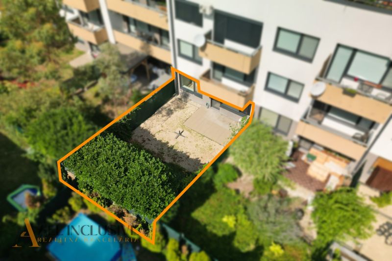 A view of the private garden of a 2-room apartment in Dunajská Lužná.