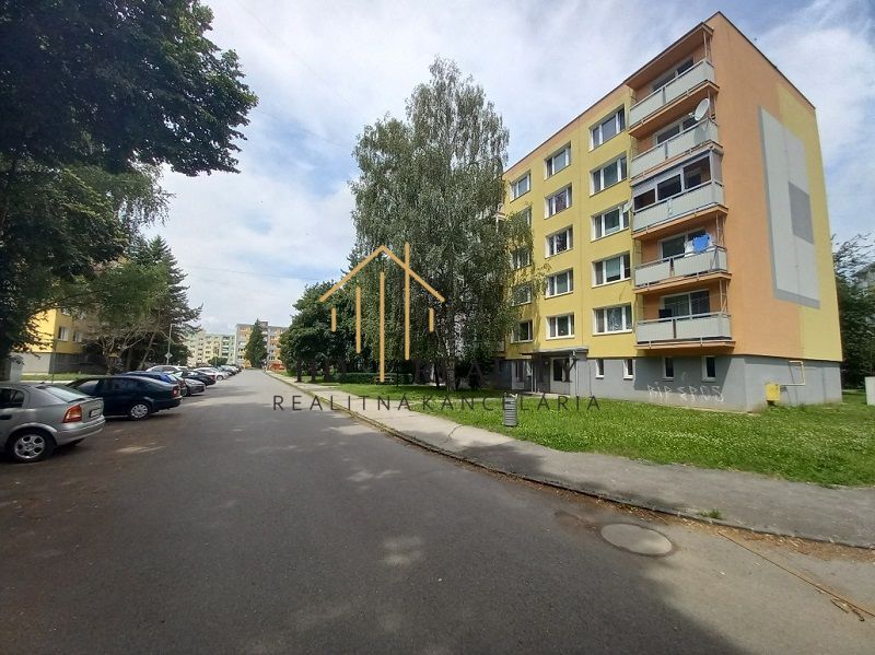 Bytovka in Fiľakovo offers a 4-room apartment, quiet street, cars in the parking lot.