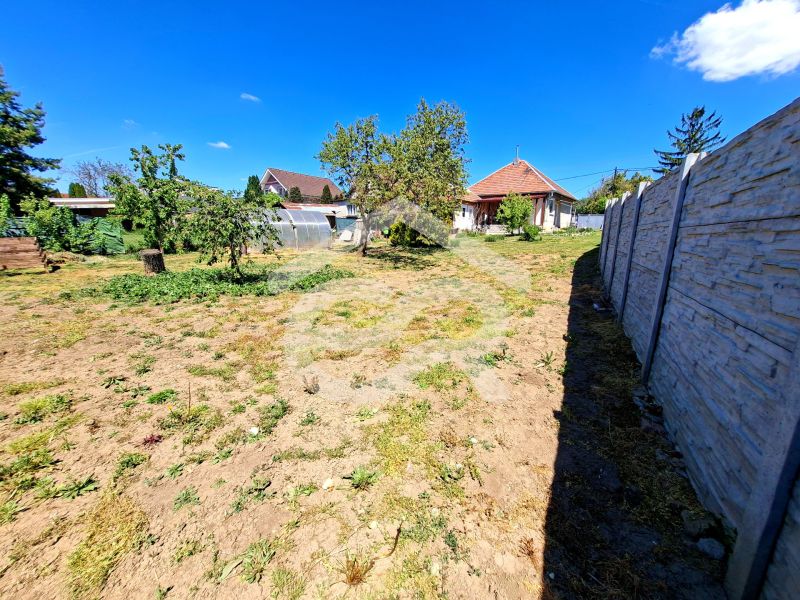 The family house in Jasová has a garden with fruit trees and a greenhouse on Jasová Street.