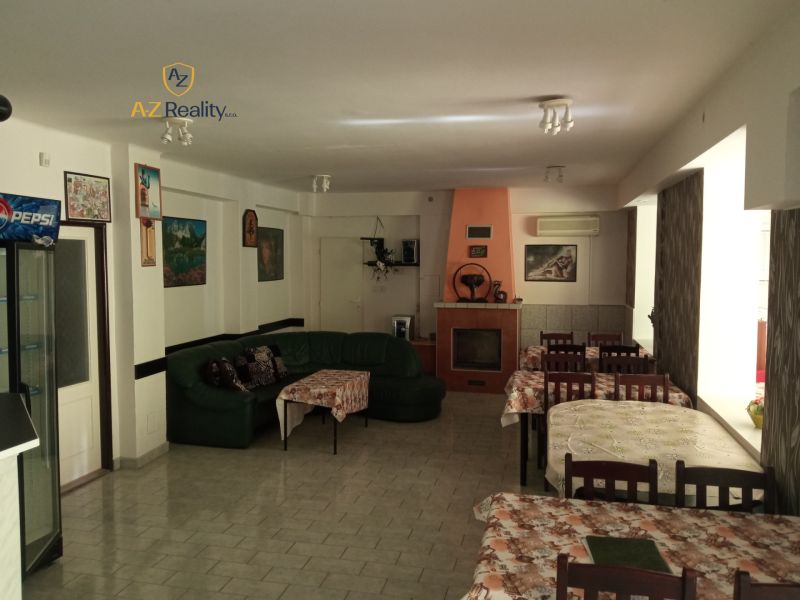 Dining rooms in hotels and guesthouses with a fireplace, sofa, and decorations on the walls.