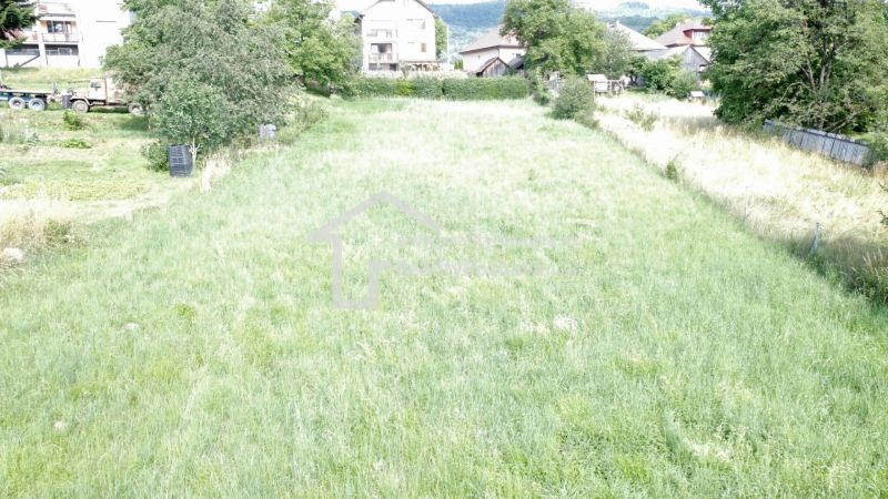 Greenery and houses in Vlachovo, an ideal place for residential plots.