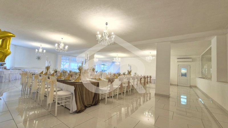 A magnificent wedding hall in hotels and guesthouses with elegant decorations and chandeliers.