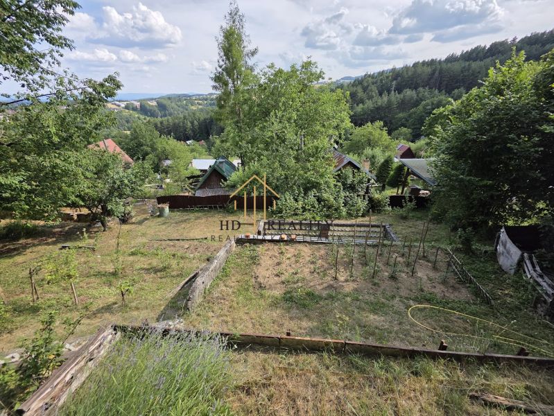 A garden cottage in Banská Bystrica with a view of the surrounding nature and village gardens.