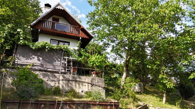 A cottage in Banská Bystrica with a terrace and green surroundings, ideal for relaxation.