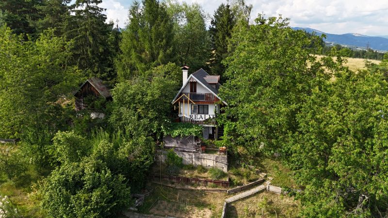 A cottage in Banská Bystrica surrounded by forest and greenery offers a peaceful atmosphere.