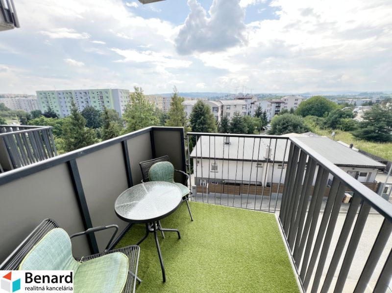The balcony of a one-room apartment on Sibírska Street in Prešov with a view of greenery.