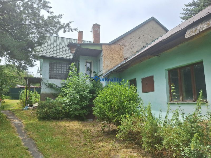A family house in Kosorín surrounded by greenery with a visible older facade.