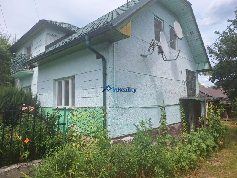 A family house in Kosorín with a blue facade, a balcony, and satellite dishes.