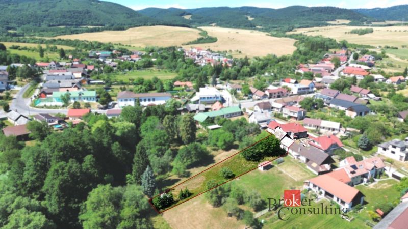 A family house in Kosorín surrounded by nature and nearby houses in a picturesque setting.
