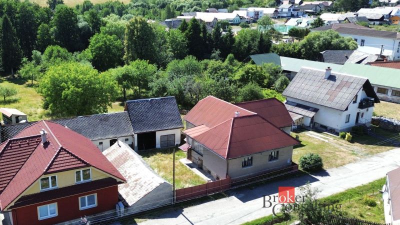 Kosorín: Family houses with red roofs, surrounded by greenery and gardens.