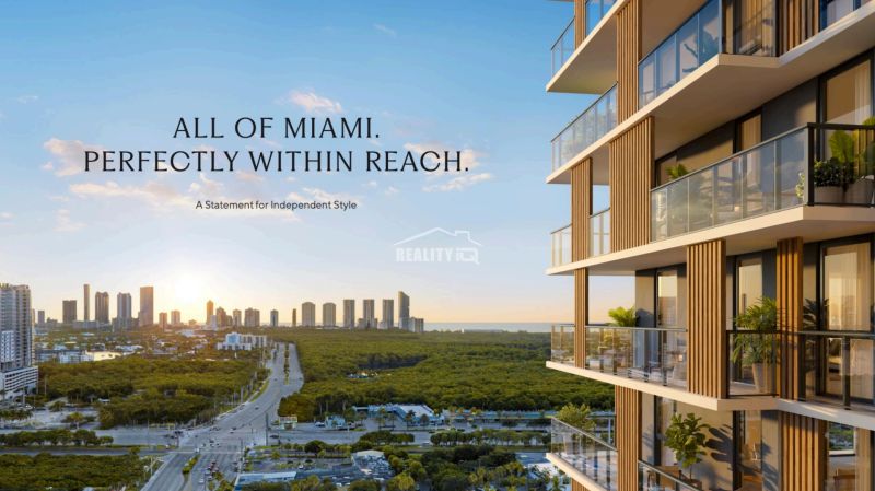 View from the balcony in Miami with a panorama of the city and green spaces.