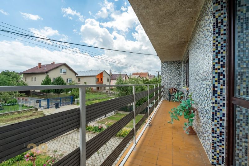 The balcony of a family house on Športová Street in Hozelce. A view of the surroundings and gardens.