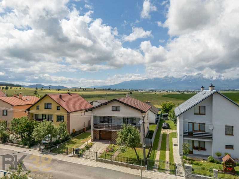 Family houses on Športová Street in Hozelec with a view of the Tatras.