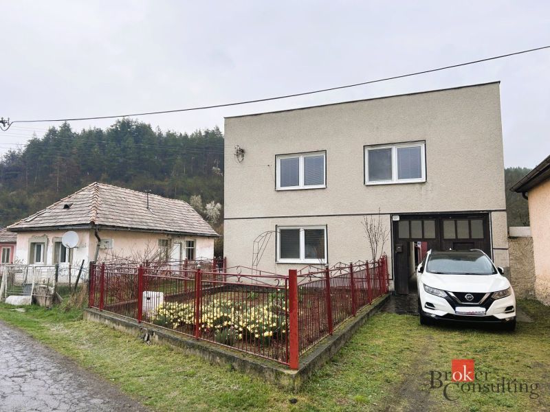 A family house in Radzovce with a neat garden and a lit fence.
