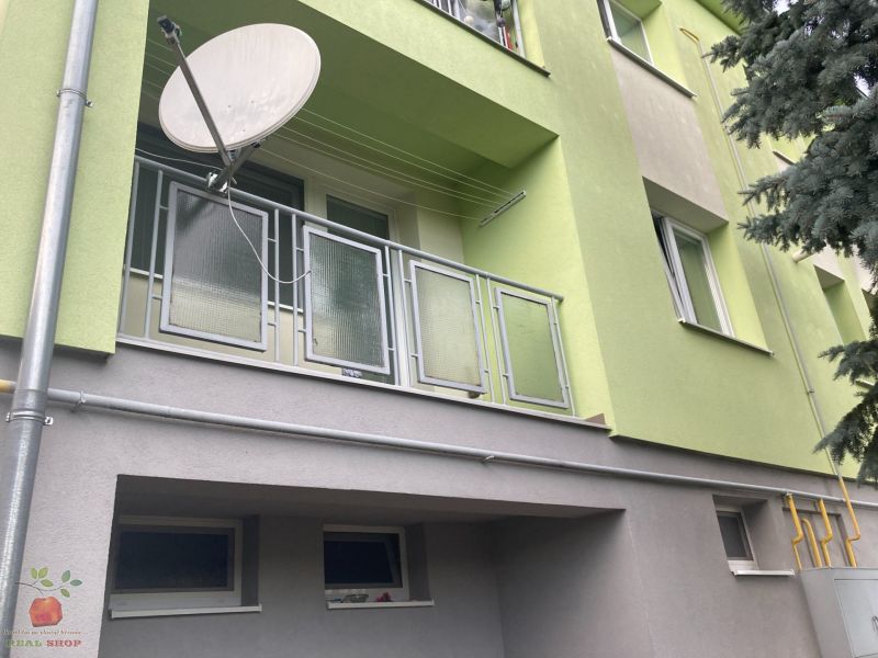 The facade of a 3-room apartment in Volkovce with a balcony and a satellite dish.