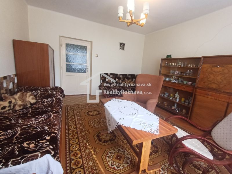 Living room of a family house with retro furniture and a patterned carpet.