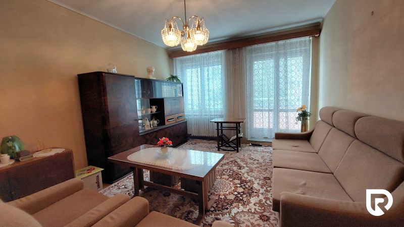Living room in a 2-room apartment with antique furniture and floral decoration.