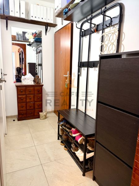 Entrance hallway with storage space and a mirror in a 3-room apartment.