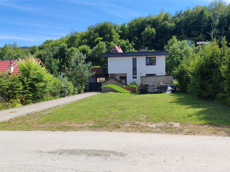 Recreational land in Bžany, Valkov with a house surrounded by greenery near the forest.