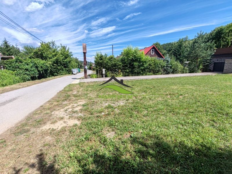 A path with a grassy area and a house on the Valkov Recreational Lands in Bžany.
