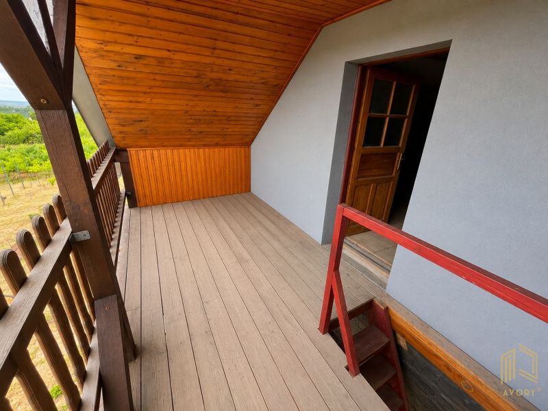 A cottage in Skalica with a terrace, wooden cladding, and flooring with a wooden decor.