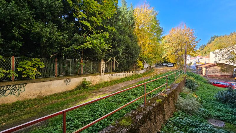 Greenery and a path near the house in Banská Štiavnica close to a 2-room apartment.