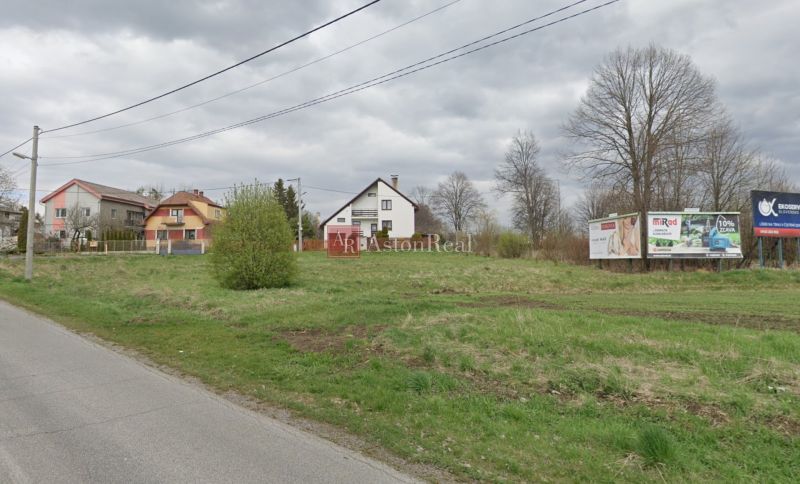 Land - housing in Poprad with visible family houses and billboards.