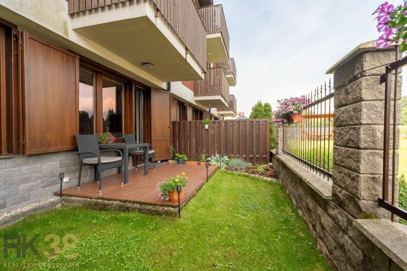 A terrace with garden furniture in a 2-room apartment on Futbalova Street, Velka Lomnica.