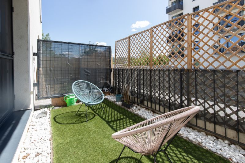 A garden at a one-bedroom apartment on Agátová Street in Bratislava - Dúbravka with garden furniture.