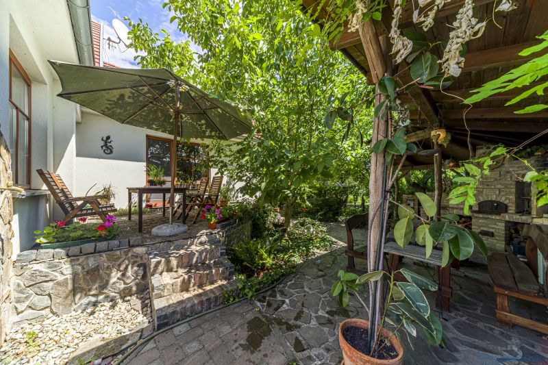 A garden in a family house with outdoor seating on Čigérska Street in Dunajská Streda.