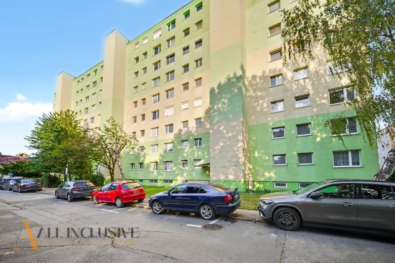 Apartment building on Gazdovský Rad in Šamorín with parking for cars.
